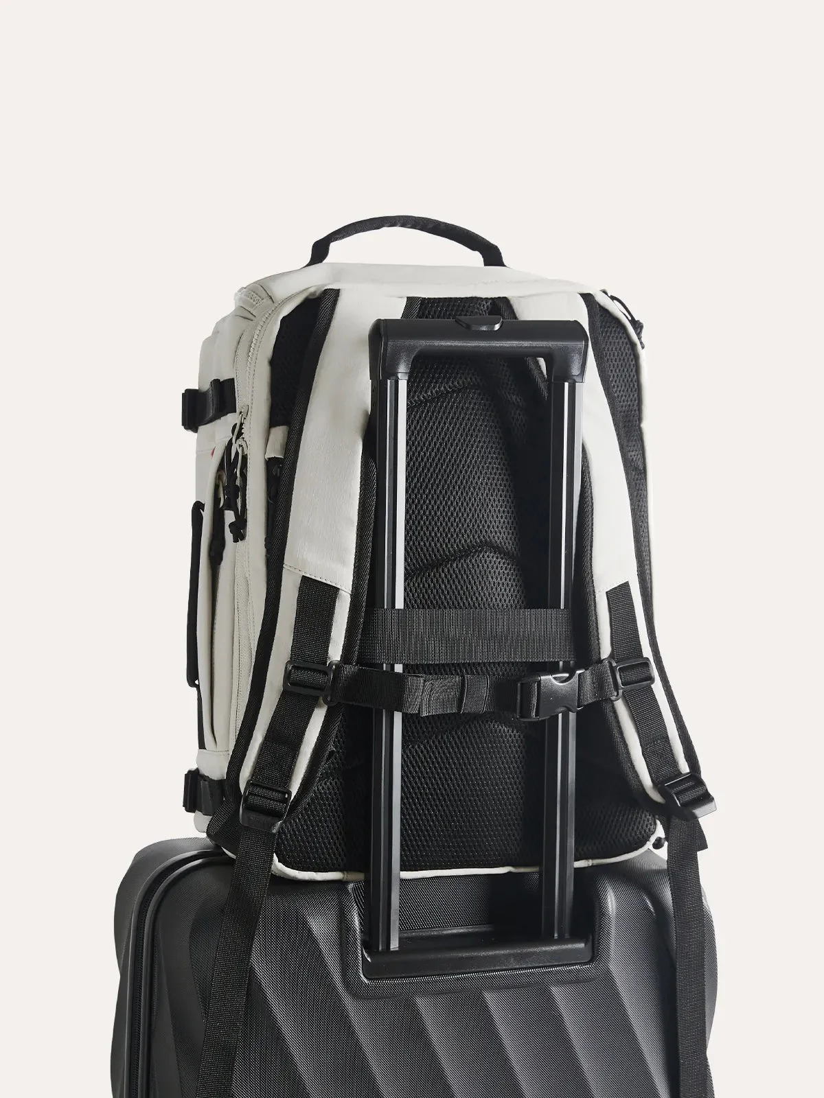 Blast 38L Mesh Travel Backpack - Image 4